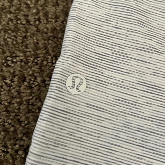 Lululemon On The Fly Short 2.5" in Wee Are From Space Nimbus Battleship – Size 8 - Picture 5 of 5